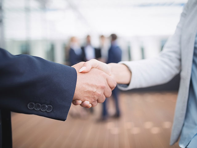 Dos manos entrelazadas que indican el área empresarial 