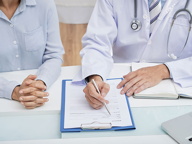 Personas escribiendo que indica el área de auditoria 